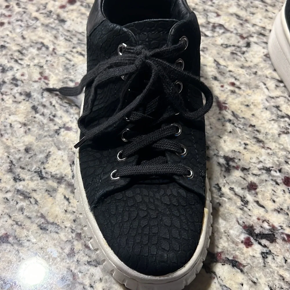 Sofft women Black Textured Sneakers - Picture 11 of 16